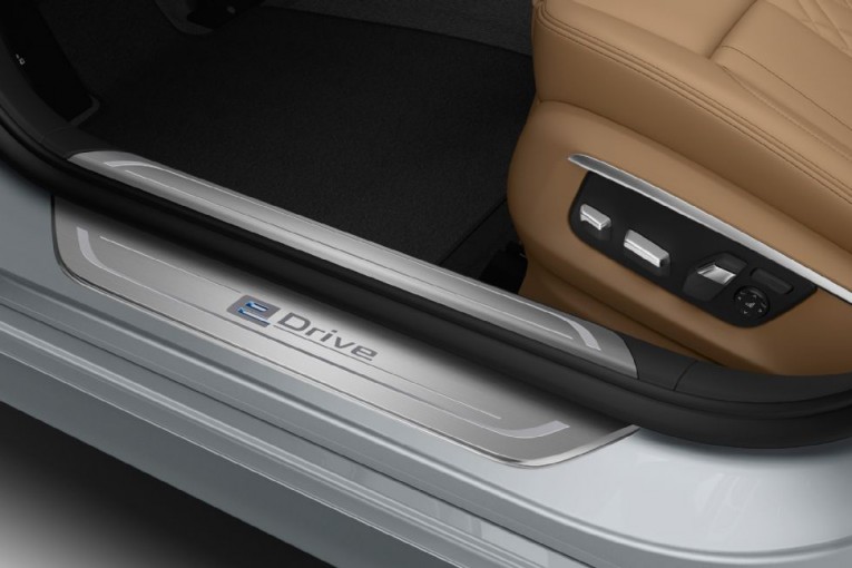 2016-bmw-740le-edrive-doorsill