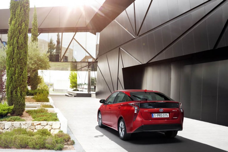 EU-2016-Toyota-Prius-11