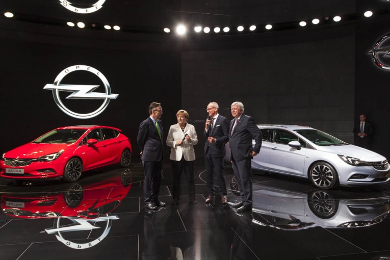 Opel-Astra-Angela-Merkel