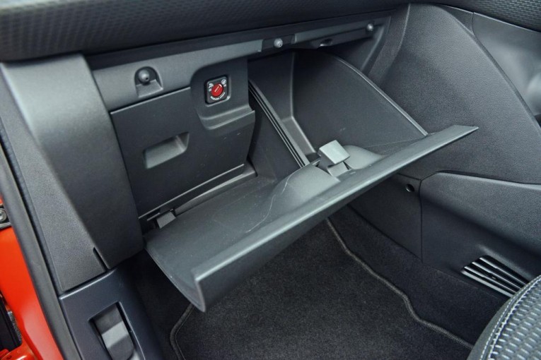 Peugeot 208 05