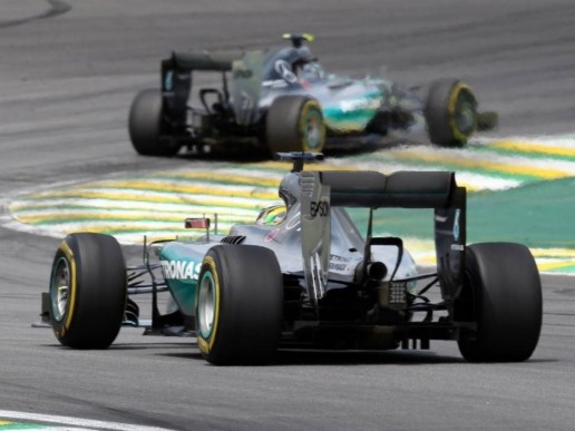 Lewis_Hamilton_chases_Nico_Rosberg_Brazil