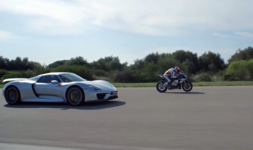 porsche-918-spyder-face-a-yamaha-R1