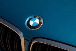 2015-BMW-X6-M-front-badge