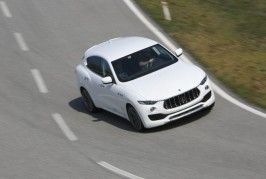 2017-Maserati-Levante-front-end-in-motion-06