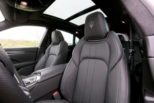 2017-Maserati-Levante-front-interior-seats