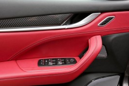 2017-Maserati-Levante-interior-door-panel-02