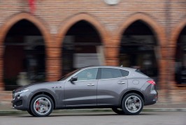 2017-Maserati-Levante-side-in-motion-03
