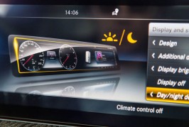 2017-Mercedes-Benz-E300-infotainment-01