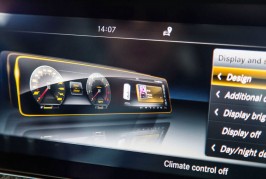 2017-Mercedes-Benz-E300-infotainment-02