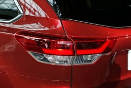 2017-Toyota-Highlander-rear-taillight