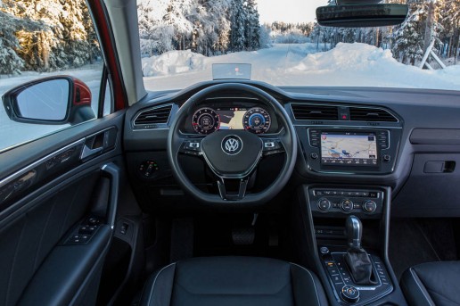 2017-Volkswagen-Tiguan-20-TSI-Euro-Spec-cockpit
