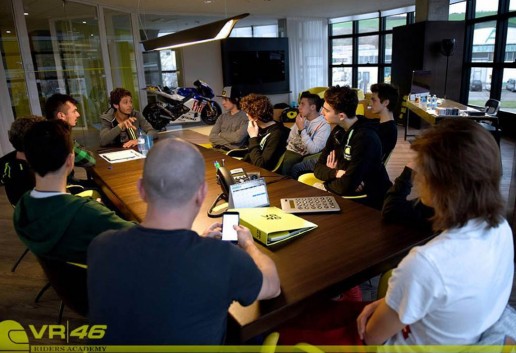 6-Valentino-Rossi-in-meeting