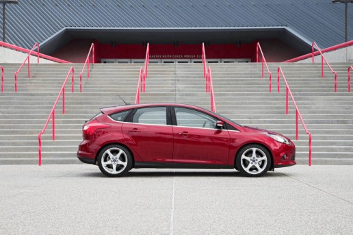 2014-Ford-Focus-Titanium-side-profile