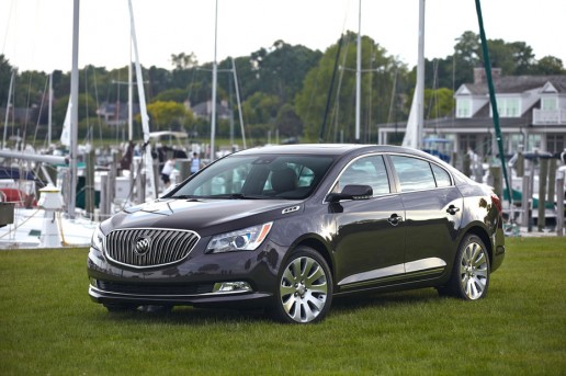 2015-Buick-LaCrosse-front-three-quarters-072