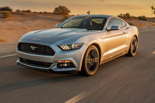 2015-Ford-Mustang-EcoBoost-front-side-motion-view-sun-reflection