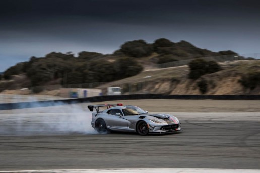 2016-Dodge-Viper-ACR-side-in-motion-smoke