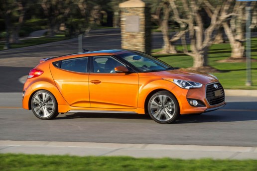 2016-Hyundai-Veloster-Turbo-side-in-motion