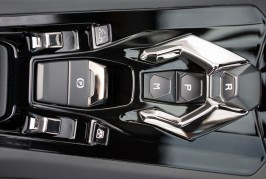 2016-Lamborghini-Huracan-Spyder-center-console-switches