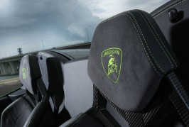 2016-Lamborghini-Huracan-Spyder-headrest