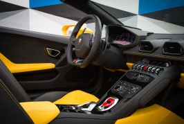 2016-Lamborghini-Huracan-Spyder-interior-2