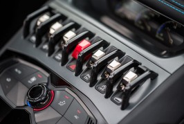 2016-Lamborghini-Huracan-Spyder-interior-switches