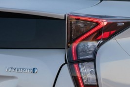 2016-Toyota-Prius-FD-121