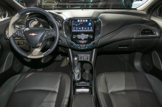 2017-Chevrolet-Cruze-hatch-interior