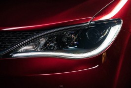 2017-Chrysler-Pacifica-Limited-headlamp