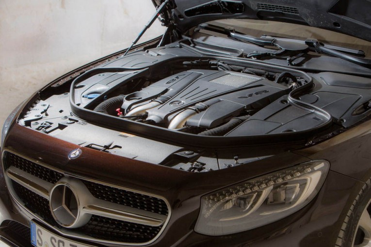 2017-Mercedes-Benz-S550-Cabriolet-engine-1