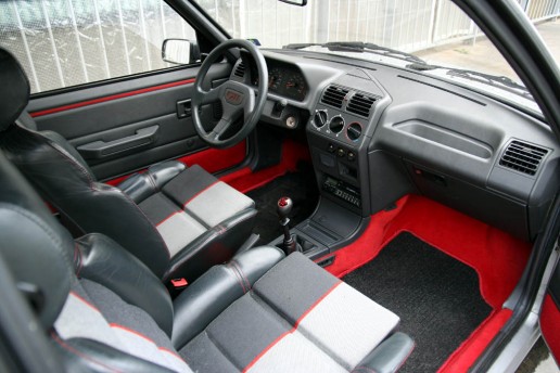 coches de los 80 peugeto 205 interior