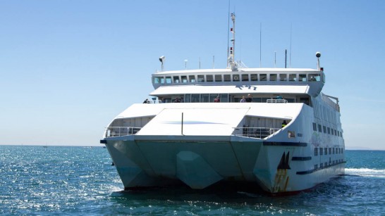 2014-HYUNDAIandBMW-528i-vs-genesis-comparison-52-ferry
