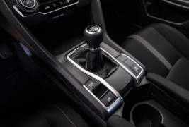 2016-Honda-Civic-LX-center-console