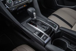 2016-Honda-Civic-Touring-center-console-02