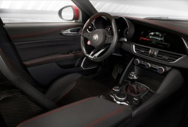 2017-Alfa-Romeo-Giulia-Quadrifoglio-interior-view-02