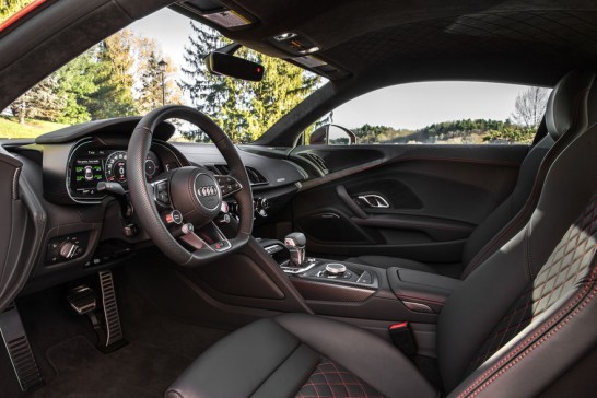 2017-Audi-R8-V10-Plus-interior