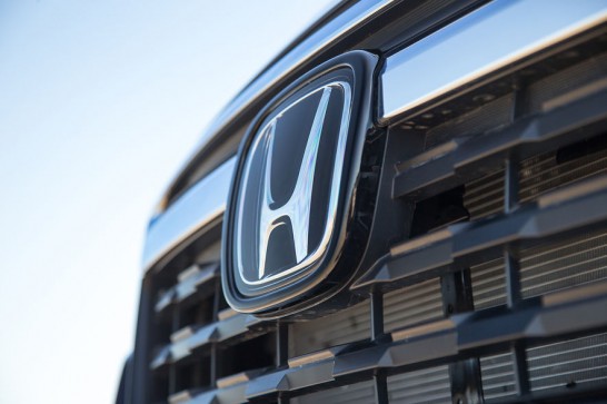 2017-Honda-Ridgeline-front-badge