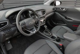 2017-Hyundai-Ioniq-Hybrid-cabin-01