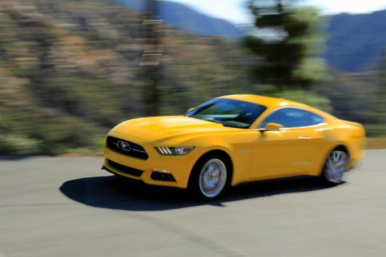 2015-Ford-Mustang-GT-side-in-motion-02