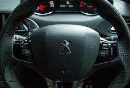 2016-Volkswagen-Golf-GTI-Performance-v-2016-Peugeot-308-GTi-270117