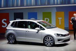 Volkswagen-Golf-Sportsvan-Concept-side