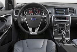 2015-Volvo-S60-T6-Drive-E-cockpit