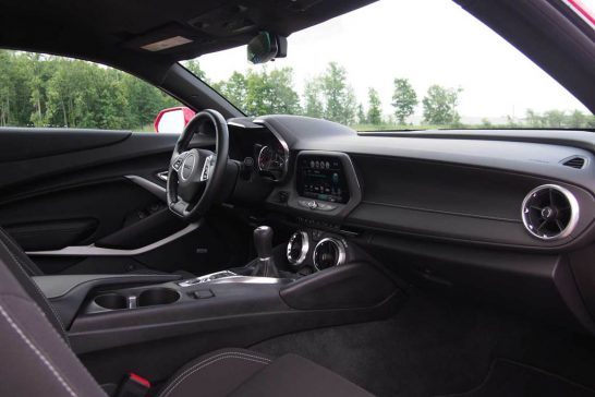 2016-Chevrolet-Camaro-1LT-Interior-02