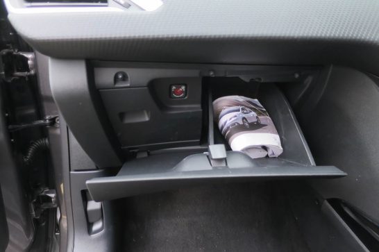 2016-Peugeot-2008-Falsie-Glovebox