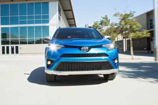 2016-Toyota-Rav4-SE-AWD-front-end-in-motion