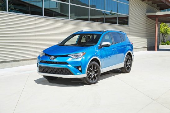 2016-Toyota-Rav4-SE-AWD-front-three-quarter