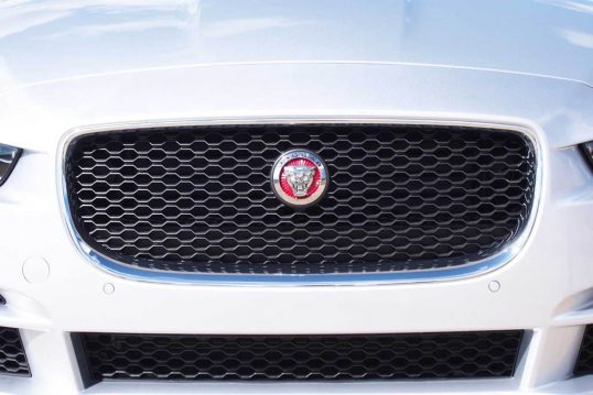 2017-jaguar-xe-35t-awd-grille-02