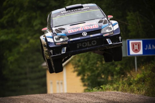 1-Red-Bull-Volkswagen-Polo-R-WRC-versus-Kamaz-4326-Autovisie.nl_