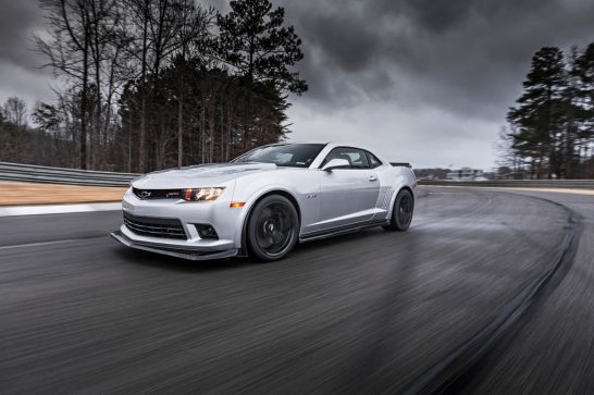 2014-Chevrolet-Camaro-Z28-front-three-quarter-in-motion-031