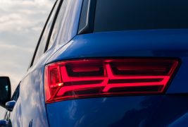 2017-Audi-SQ7-119-876x535