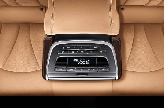 2017-Buick-LaCrosse-Chinese-Spec-rear-center-console-controls